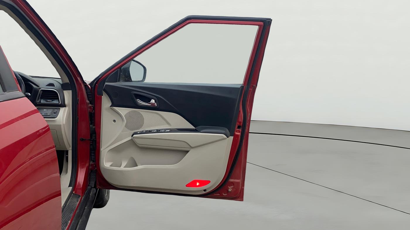 2019 Mahindra XUV300 W8(O) 1.2 PETROL DUAL TONE, Petrol, Manual, 32,193 km, RHS Front Door