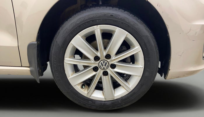 2016 Volkswagen Vento HIGHLINE PETROL AT, Petrol, Automatic, 76,549 km, Right Front Wheel