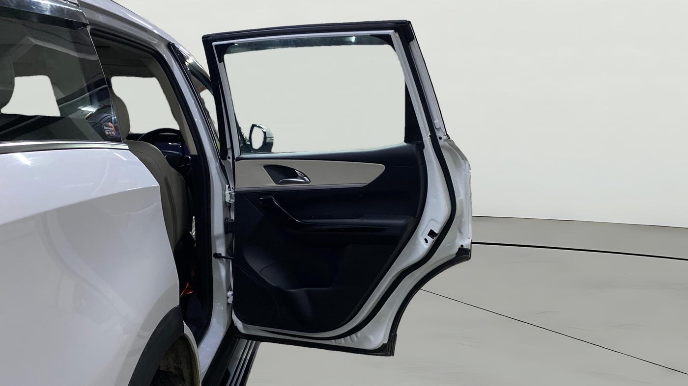 2022 Mahindra XUV700 AX 7 LUXURY D AWD AT 7 STR, Diesel, Automatic, 81,893 km, RHS Rear Door
