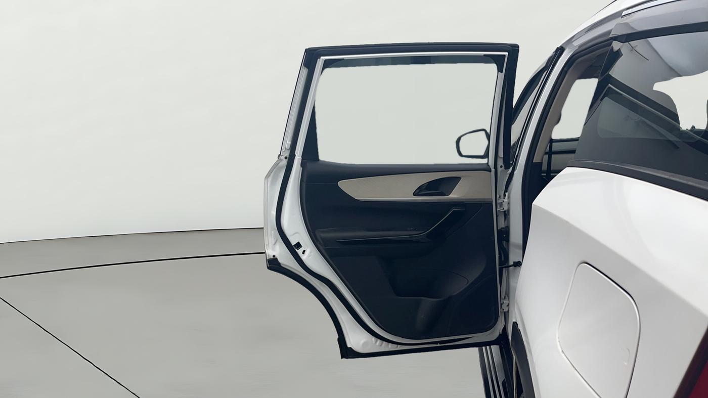 2023 Mahindra XUV700 AX 5 D AT 7 STR, Diesel, Automatic, 1,26,913 km, LHS Rear Door