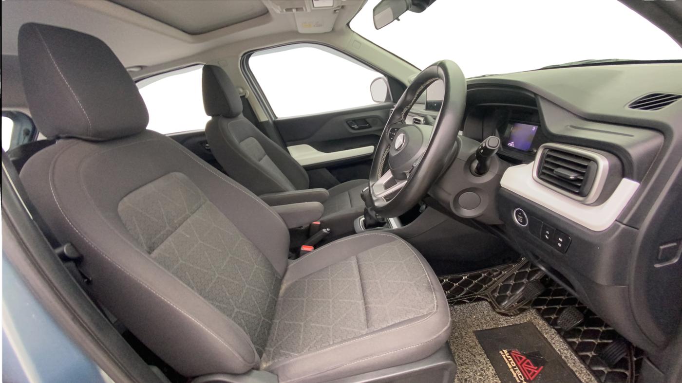 2024 Tata PUNCH Accomplished Dazzle Sunroof, Petrol, Manual, 27,374 km, Right Side Front Door Cabin