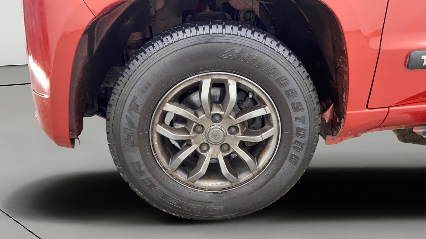 2018 Mahindra TUV300 T10, Diesel, Manual, 74,032 km, Left Front Wheel