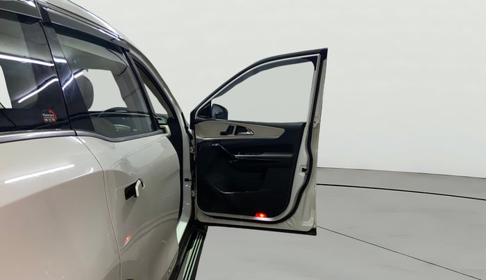 2021 Mahindra XUV700 AX 7 LUXURY P AT 7 STR, Petrol, Automatic, 59,814 km, RHS Front Door