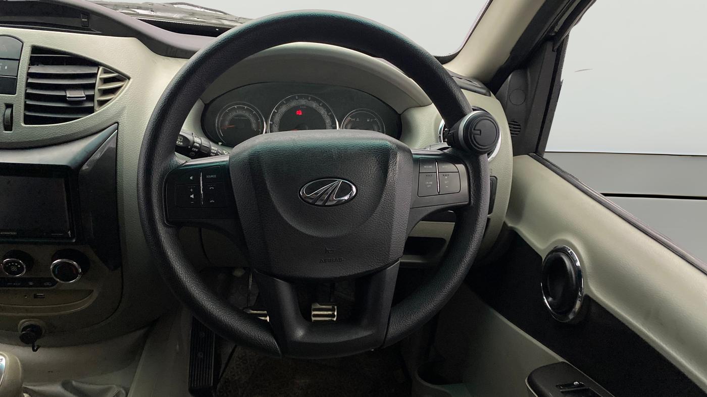 2016 Mahindra NUVOSPORT N8, Diesel, Manual, 75,995 km, Steering Wheel Close Up