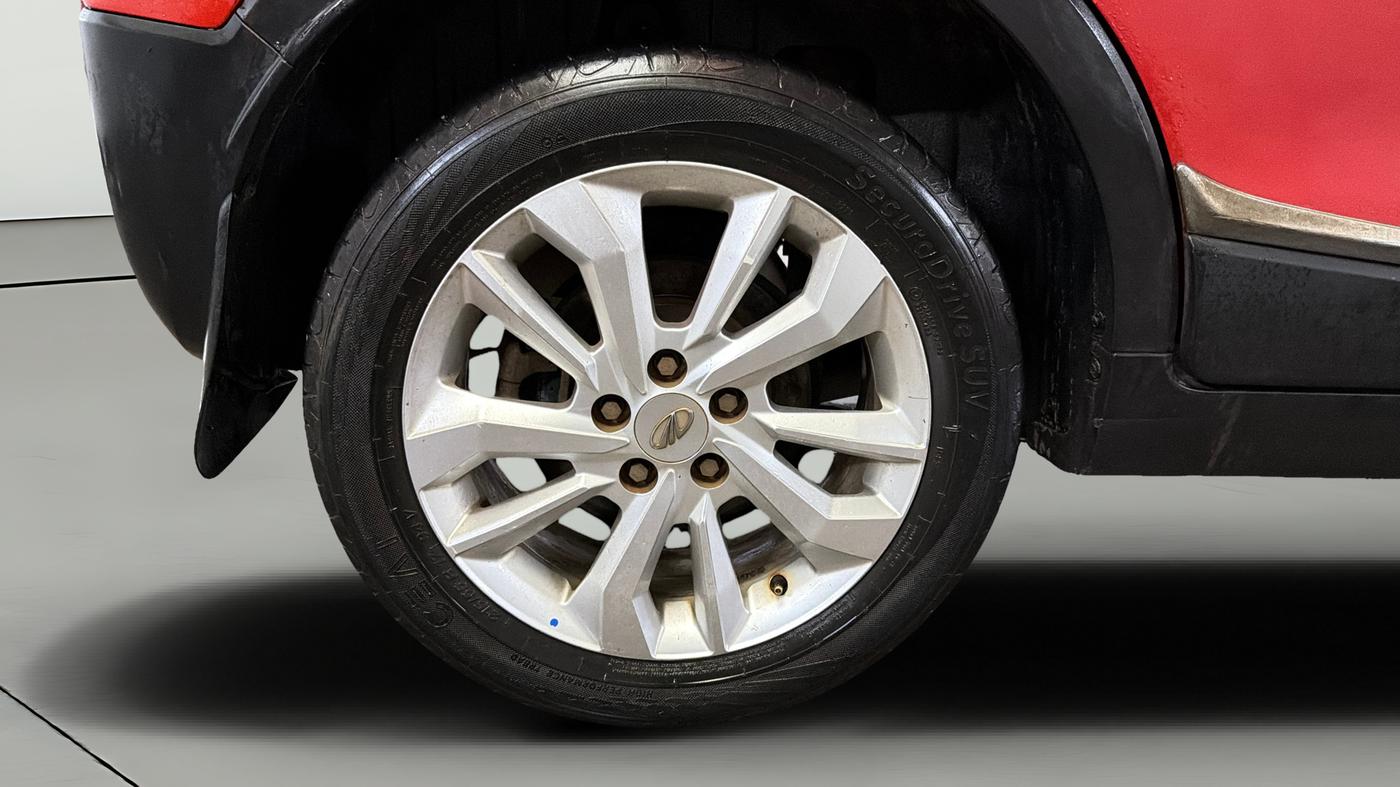 2019 Mahindra XUV300 W8 1.2 PETROL, Petrol, Manual, 1,06,801 km, Right Rear Wheel