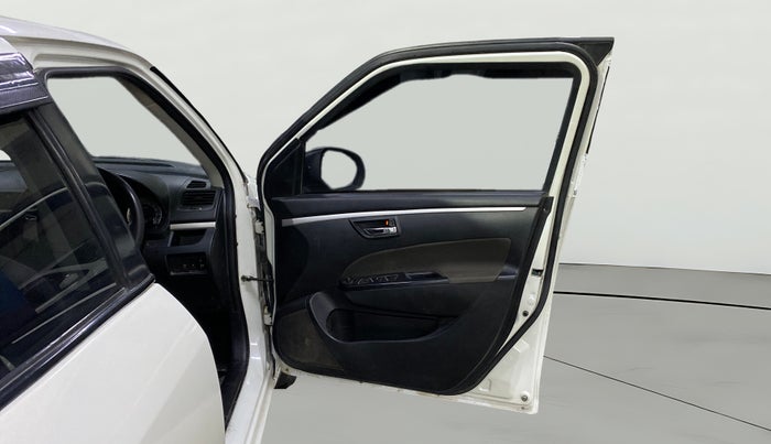 2017 Maruti Swift VXI, Petrol, Manual, 1,15,743 km, RHS Front Door