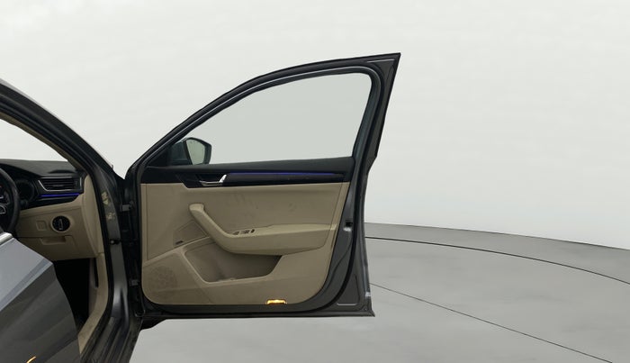 2016 Skoda Superb L&K 1.8 TSI AT, Petrol, Automatic, 1,05,887 km, RHS Front Door