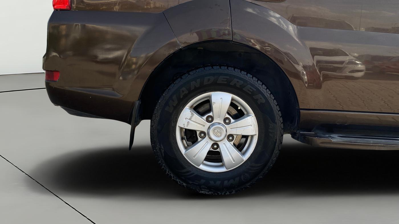 2013 Tata Safari Storme 2.2 VX 4X2, Diesel, Manual, 1,06,569 km, Right Rear Wheel