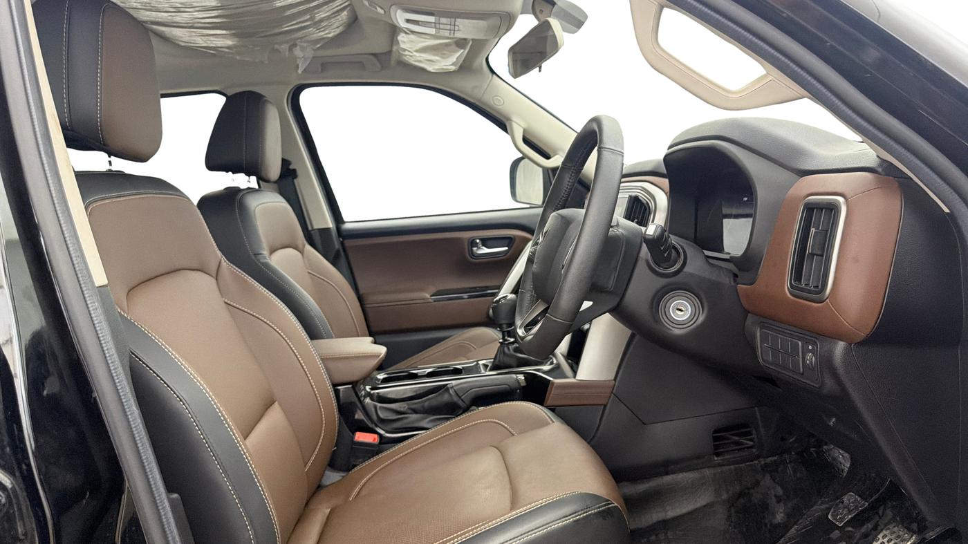 2025 Mahindra SCORPIO-N Z8 Select Petrol MT, Petrol, Manual, 5,055 km, Right Side Front Door Cabin