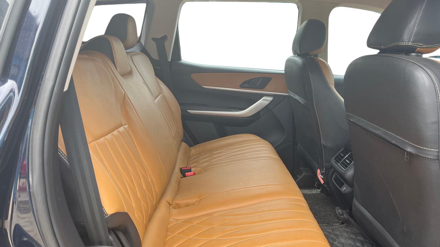 2023 Mahindra XUV700 AX3 D MT 5 STR, Diesel, Manual, 42,502 km, Right Side Rear Door Cabin