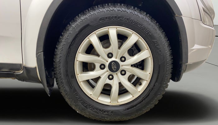 2015 Mahindra XUV500 W10, Diesel, Manual, 1,25,739 km, Right Front Wheel