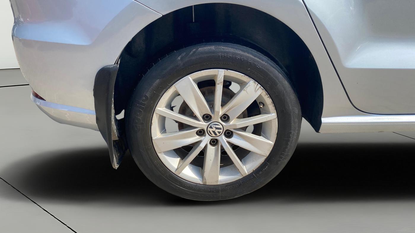 2017 Volkswagen Ameo HIGHLINE PLUS 1.5L AT 16 ALLOY, Diesel, Automatic, 1,06,109 km, Right Rear Wheel