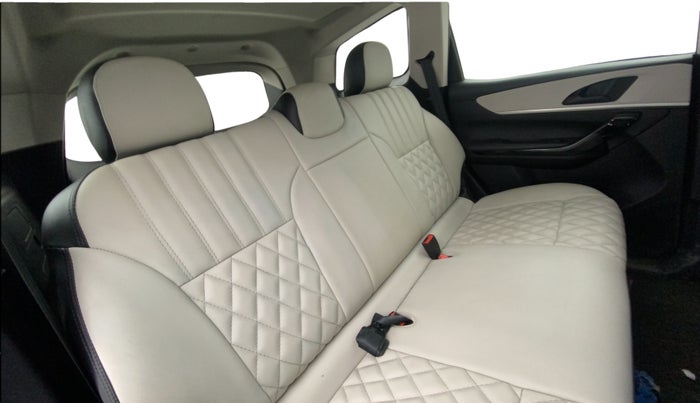 2024 Mahindra XUV700 AX 5 P AT 5 STR, Petrol, Automatic, 49,602 km, Right Side Rear Door Cabin