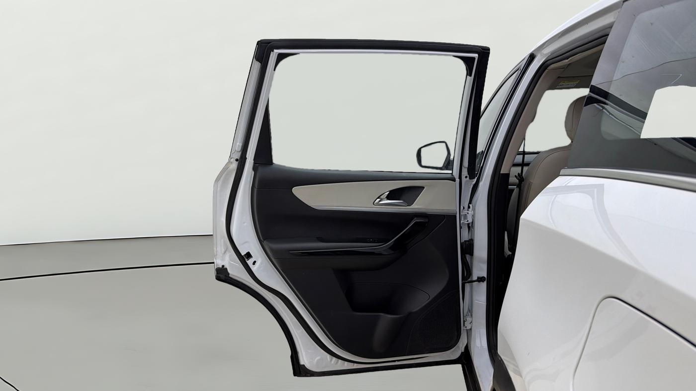 2025 Mahindra XUV700 AX 7 P AT 7 STR, Petrol, Automatic, 17,172 km, LHS Rear Door