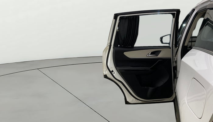 2022 Mahindra XUV700 AX 7 LUXURY D AT 7 STR, Diesel, Automatic, 93,680 km, LHS Rear Door