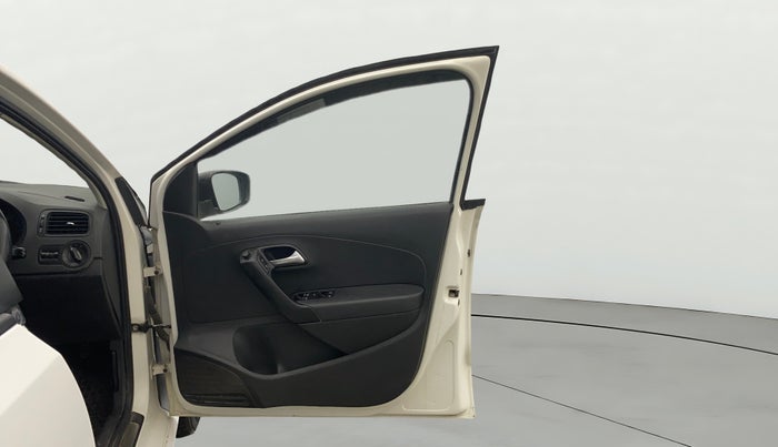 2015 Volkswagen Polo COMFORTLINE 1.2L, Petrol, Manual, 1,02,403 km, RHS Front Door