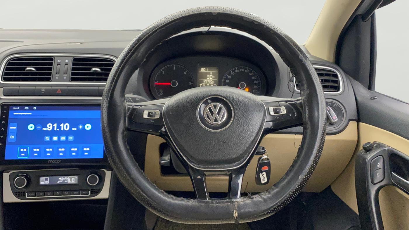 2016 Volkswagen Polo HIGHLINE1.5L, Diesel, Manual, 1,23,726 km, Steering Wheel Close Up