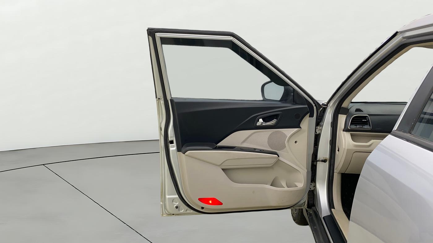 2020 Mahindra XUV300 W8 (O) 1.2 PETROL, Petrol, Manual, 1,03,639 km, LHS Front Door