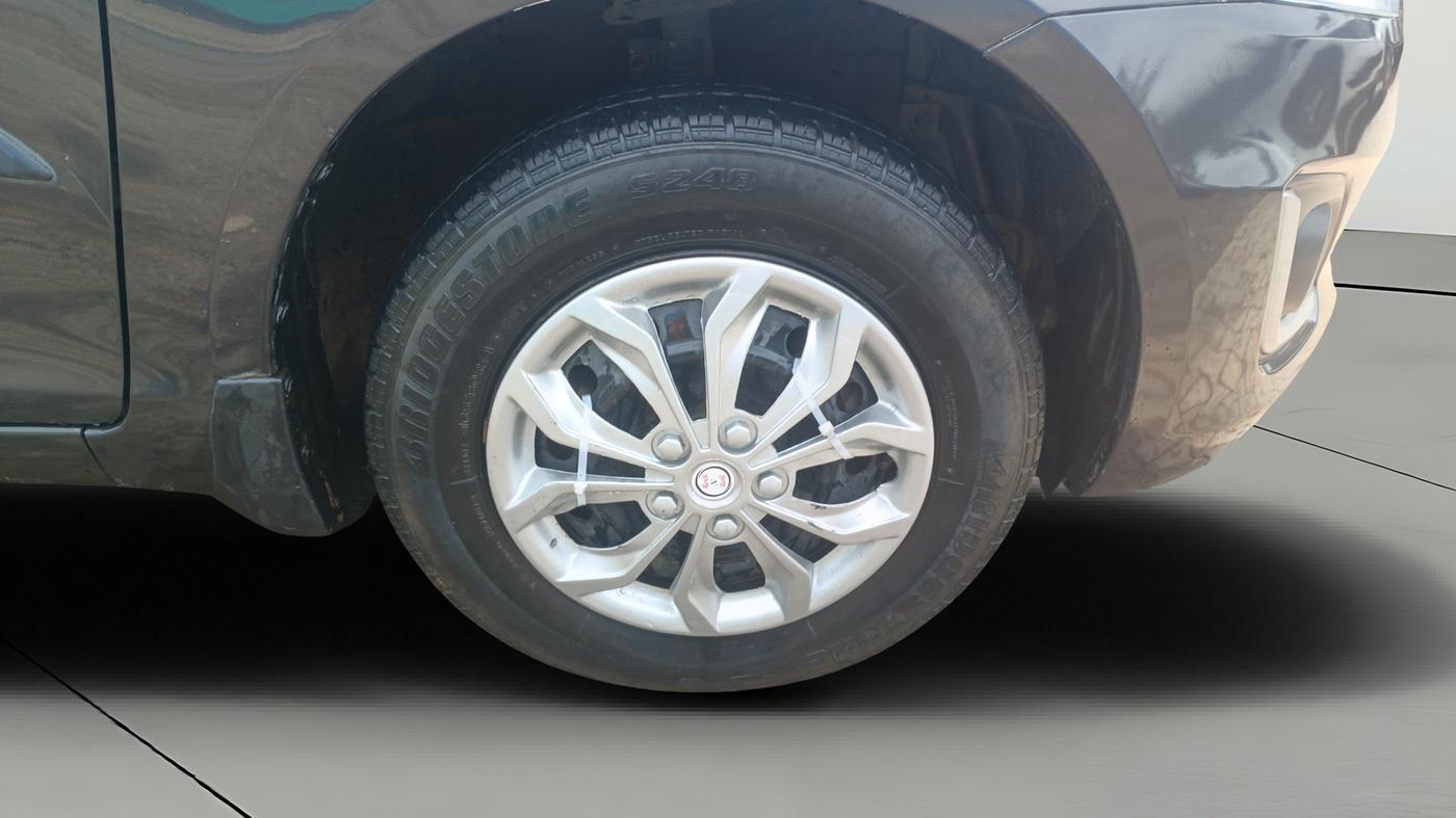 2017 Maruti Swift VXI, Petrol, Manual, 52,497 km, Right Front Wheel