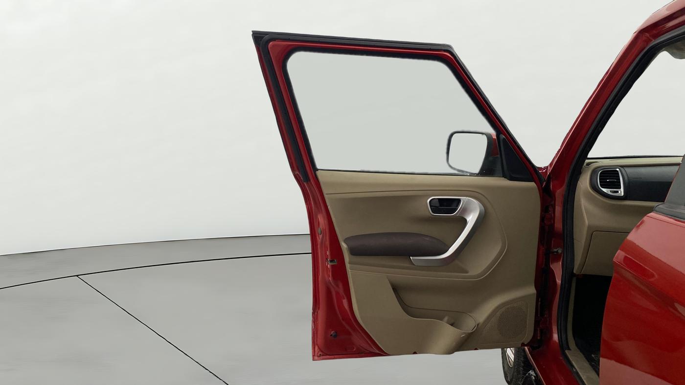 2018 Mahindra TUV300 T8, Diesel, Manual, 65,781 km, LHS Front Door