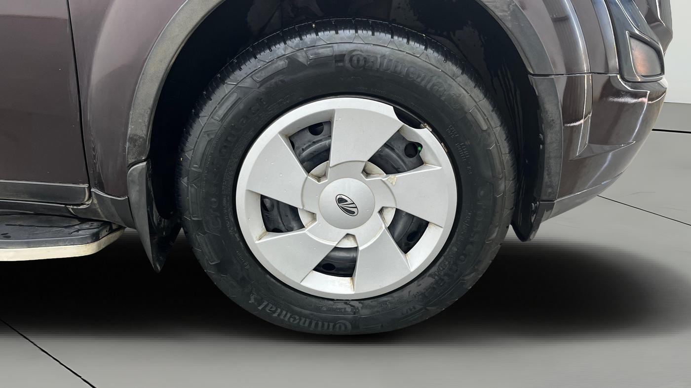 2015 Mahindra XUV500 W6, Diesel, Manual, 1,10,007 km, Right Front Wheel
