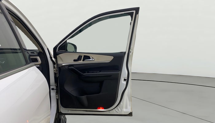 2021 Mahindra XUV700 AX 7 LUXURY D AT 7 STR, Diesel, Automatic, 1,00,162 km, RHS Front Door