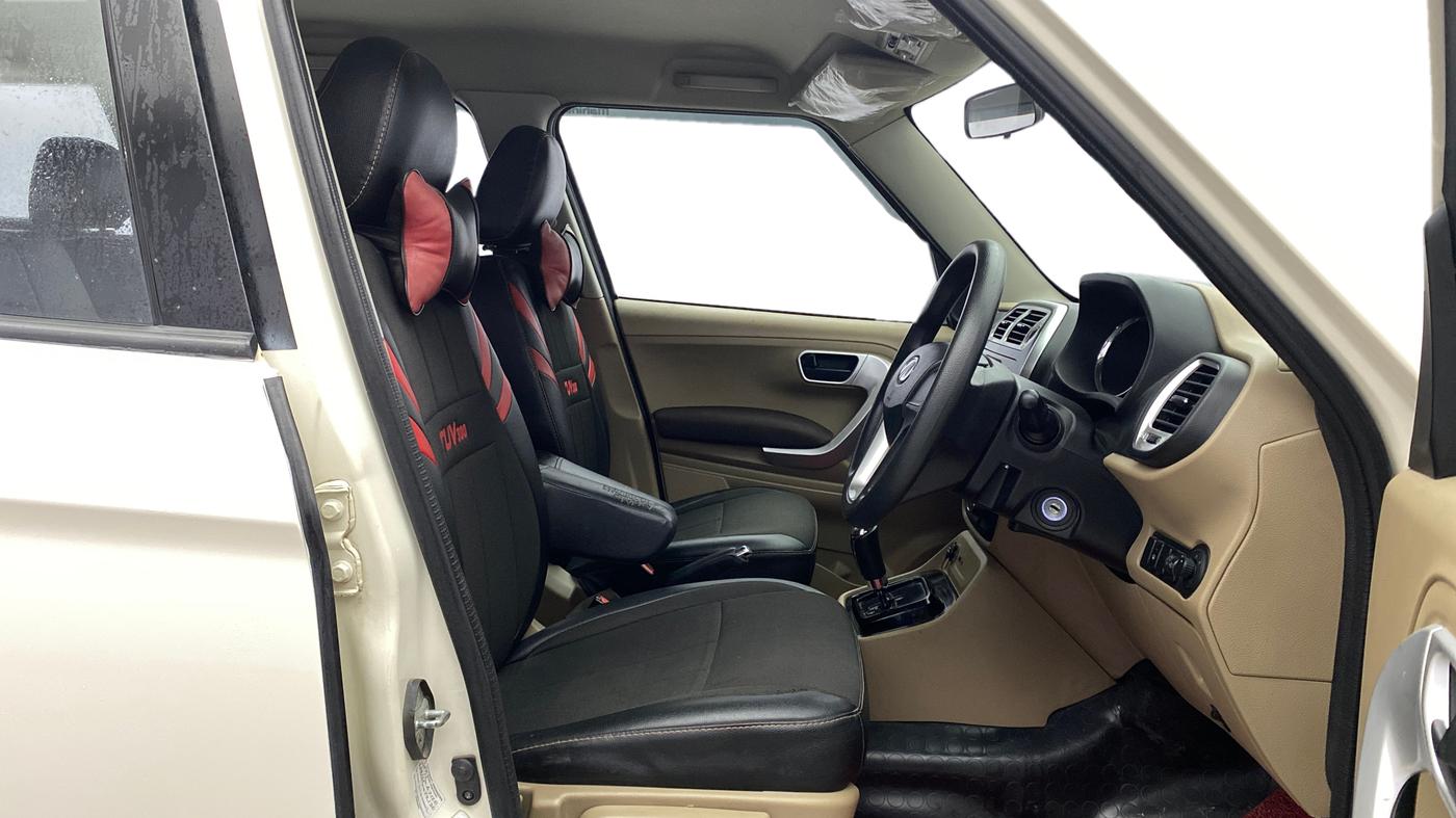 2015 Mahindra TUV300 T8 AMT, Diesel, Automatic, 67,327 km, Right Side Front Door Cabin