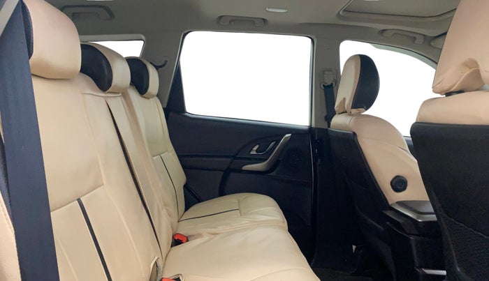 2018 Mahindra XUV500 W9, Diesel, Manual, 95,179 km, Right Side Rear Door Cabin