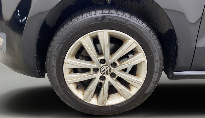 2013 Volkswagen Polo HIGHLINE1.2L, Petrol, Manual, 1,42,355 km, Left Front Wheel