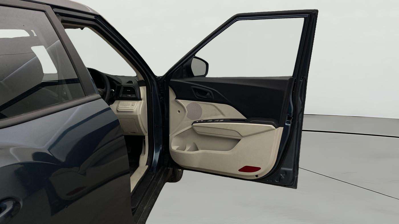 2022 Mahindra XUV300 W6 1.2 PETROL, Petrol, Manual, 42,653 km, RHS Front Door