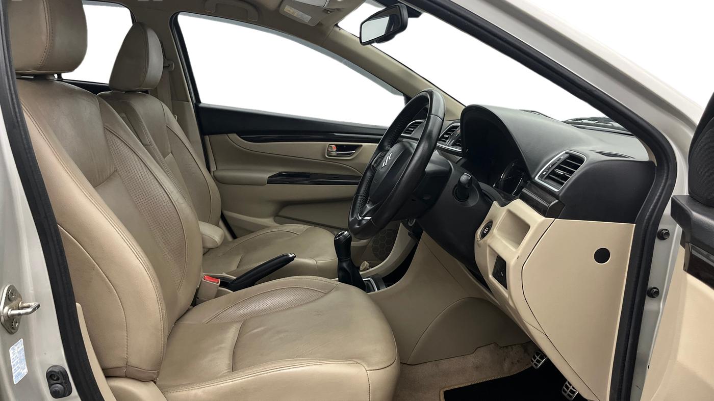 2017 Maruti Ciaz ALPHA 1.4 PETROL, Petrol, Manual, 39,018 km, Right Side Front Door Cabin