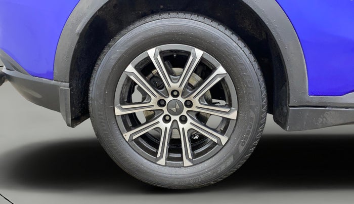 2021 Mahindra XUV700 AX 7 LUXURY P AT 7 STR, Petrol, Automatic, 1,21,757 km, Right Rear Wheel