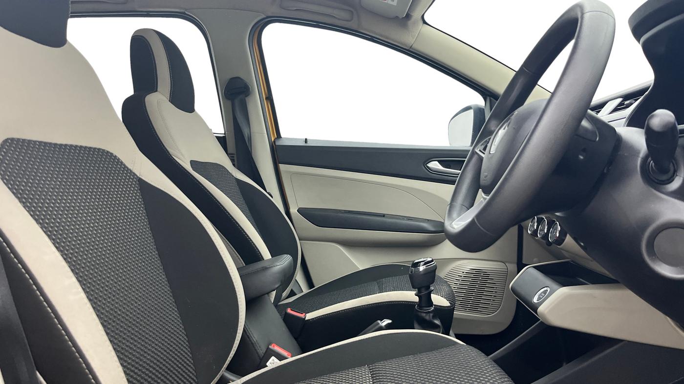 2022 Renault TRIBER RXZ, Petrol, Manual, 33,380 km, Right Side Front Door Cabin