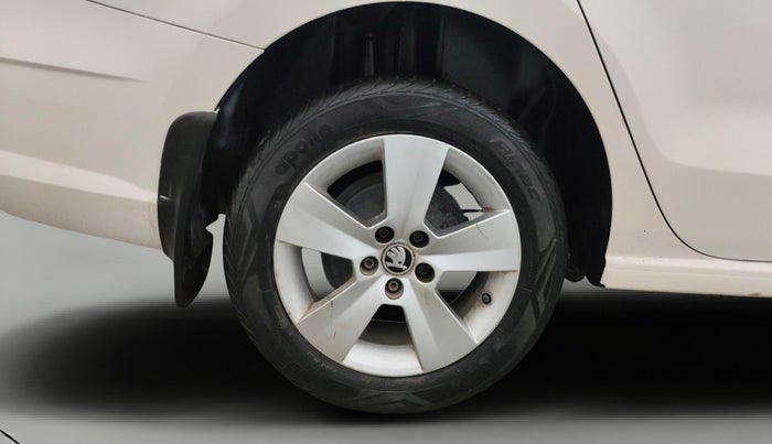 2017 Skoda Rapid AMBITION 1.6 MPI MT, Petrol, Manual, 43,118 km, Right Rear Wheel