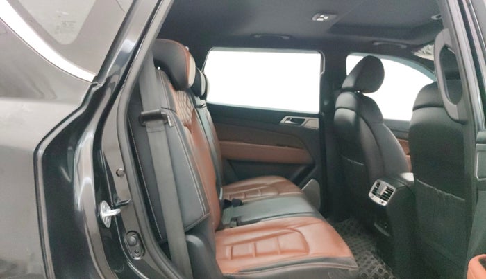 2022 Mahindra ALTURAS G4 4WD AT, Diesel, Automatic, 28,121 km, Right Side Rear Door Cabin