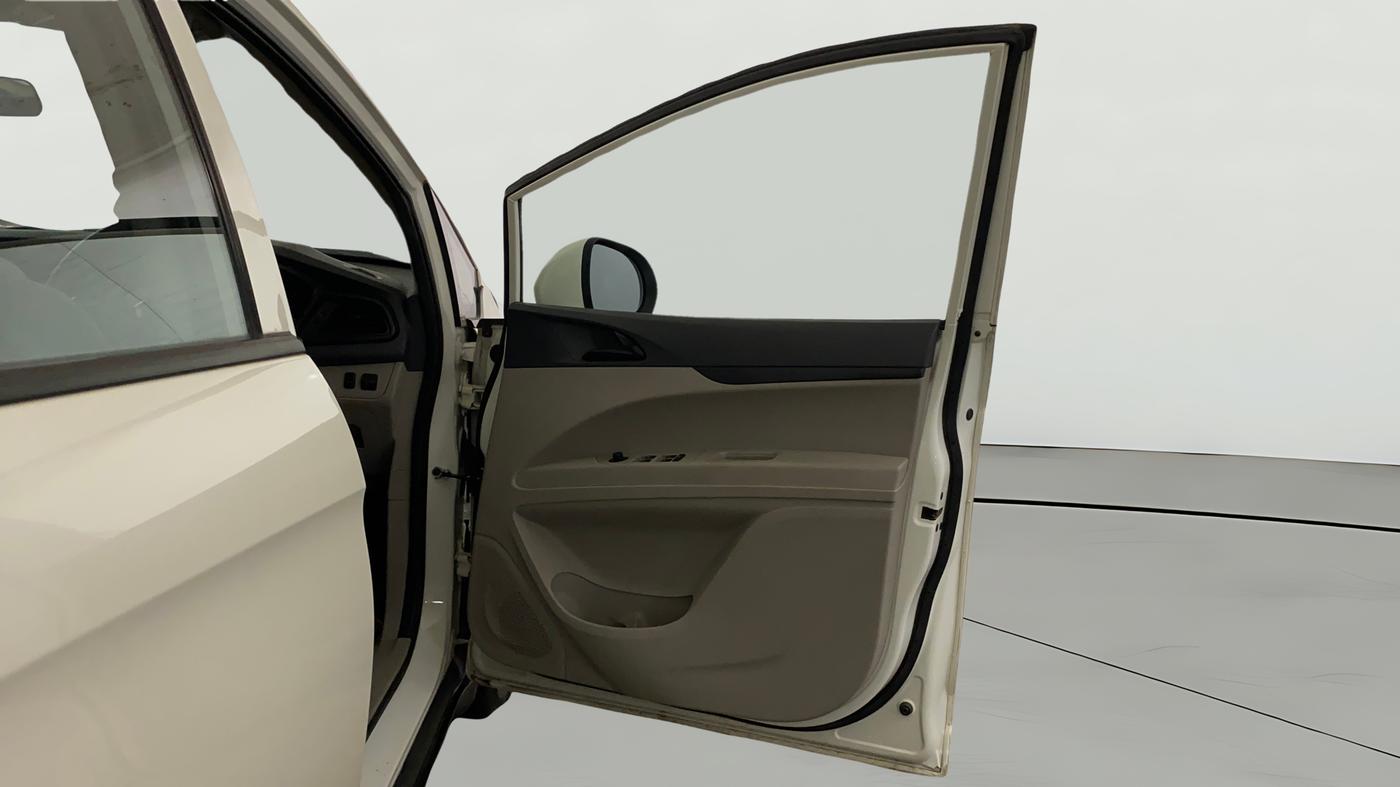 2022 Mahindra MARAZZO M4+ 7 STR, Diesel, Manual, 10,622 km, RHS Front Door