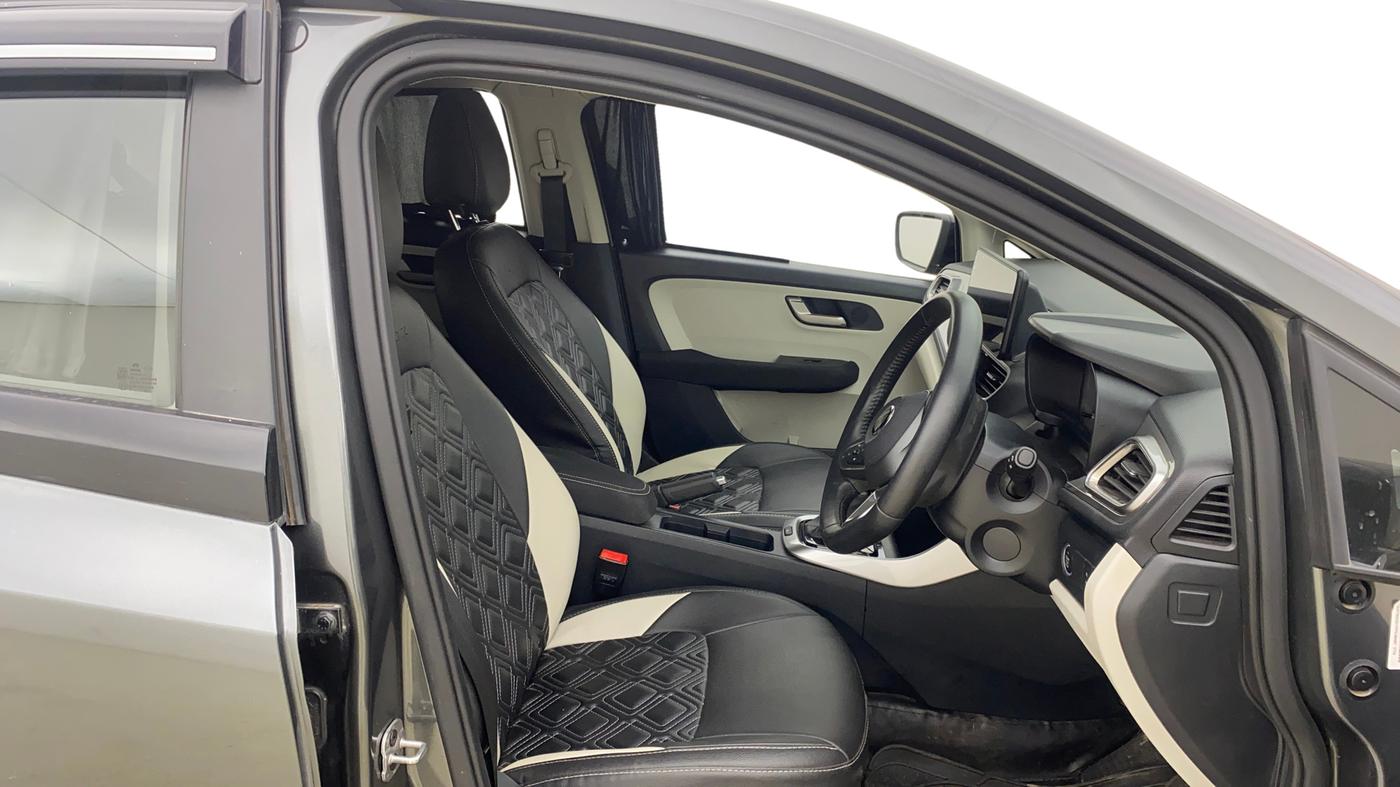 2024 Tata ALTROZ XZA Lux, Petrol, Automatic, 17,688 km, Right Side Front Door Cabin