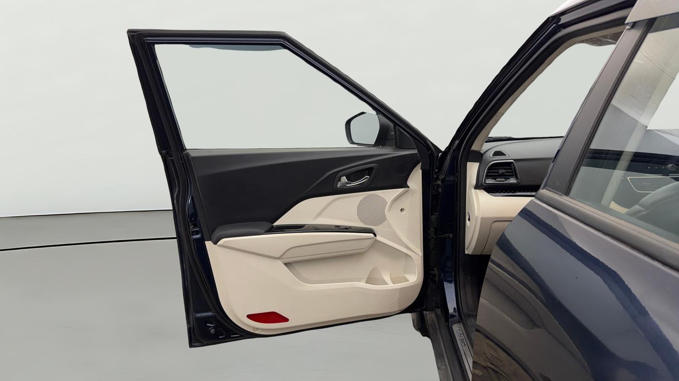 2024 Mahindra XUV 3XO AX5 1.2 L TCMPFi, Petrol, Manual, 8,818 km, LHS Front Door