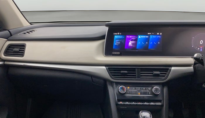 2022 Mahindra XUV700 AX 5 P MT 5 STR, Petrol, Manual, 41,551 km, Air Conditioner