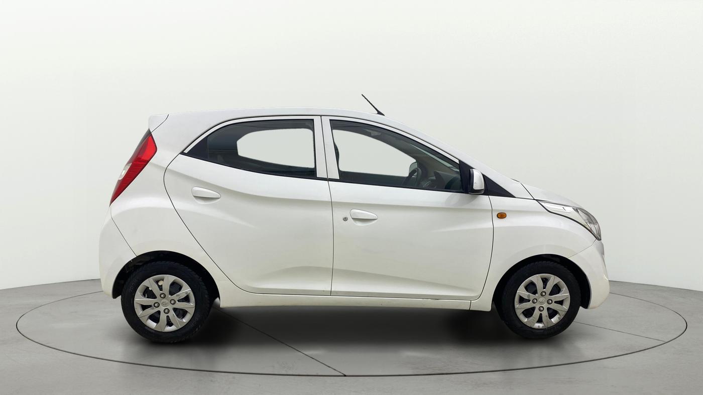 2016 Hyundai Eon SPORTZ, Petrol, Manual, 15,698 km, Right Side View