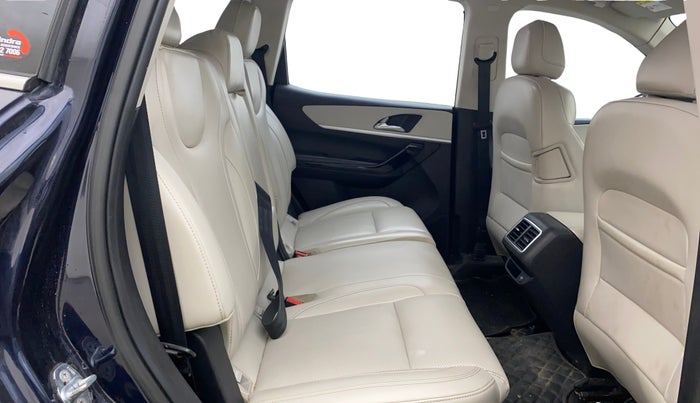 2023 Mahindra XUV700 AX 7 D MT 7 STR, Diesel, Manual, 1,37,545 km, Right Side Rear Door Cabin