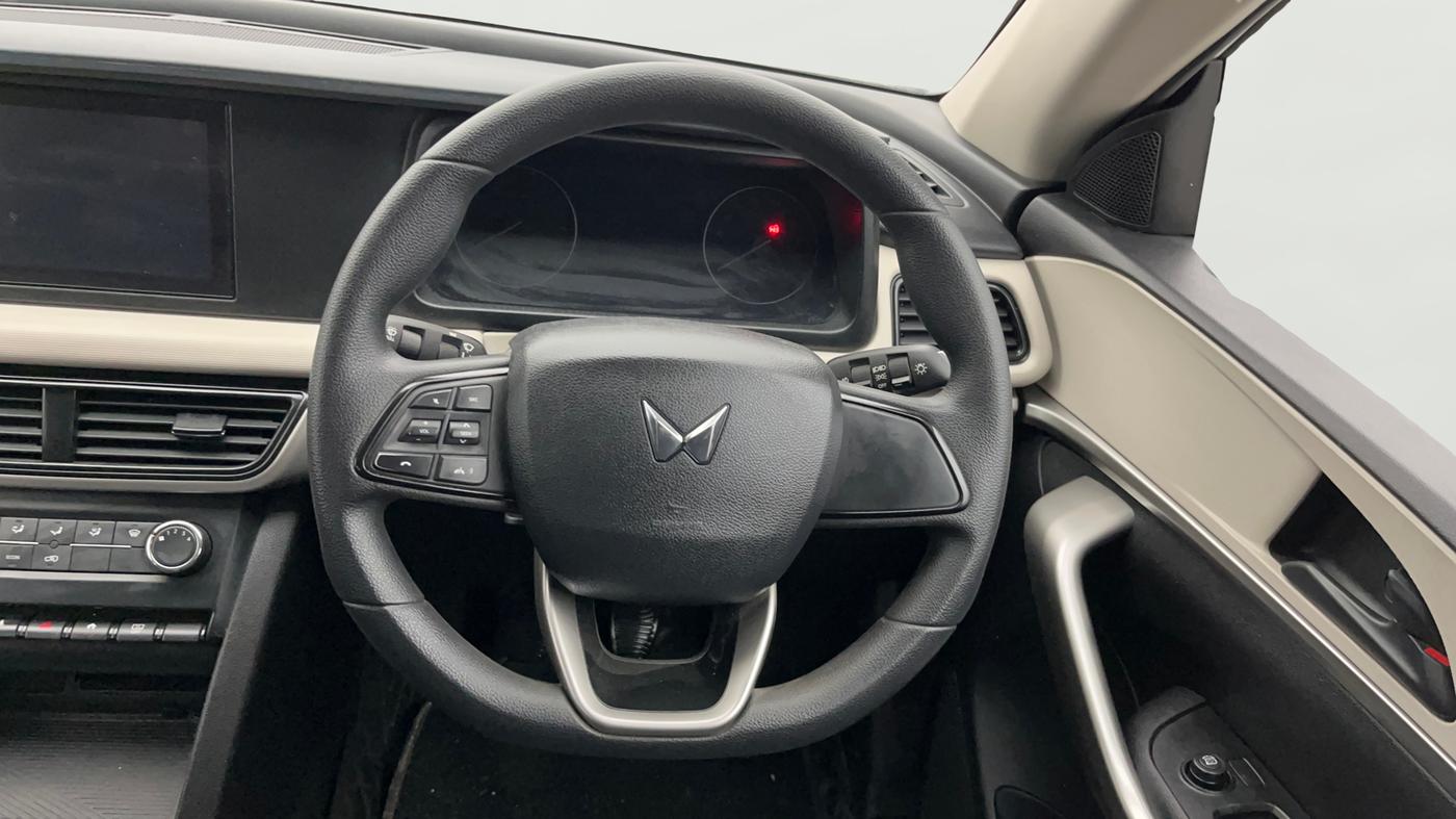 2023 Mahindra XUV700 MX P MT 5 STR, Petrol, Manual, 23,750 km, Steering Wheel Close Up