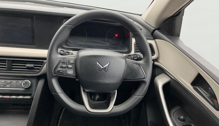 2023 Mahindra XUV700 MX P MT 5 STR, Petrol, Manual, 23,750 km, Steering Wheel Close Up