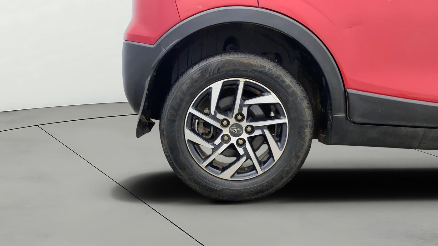 2022 Mahindra XUV300 W8 (O) 1.2 PETROL AMT DUAL TONE, Petrol, Automatic, 29,845 km, Right Rear Wheel