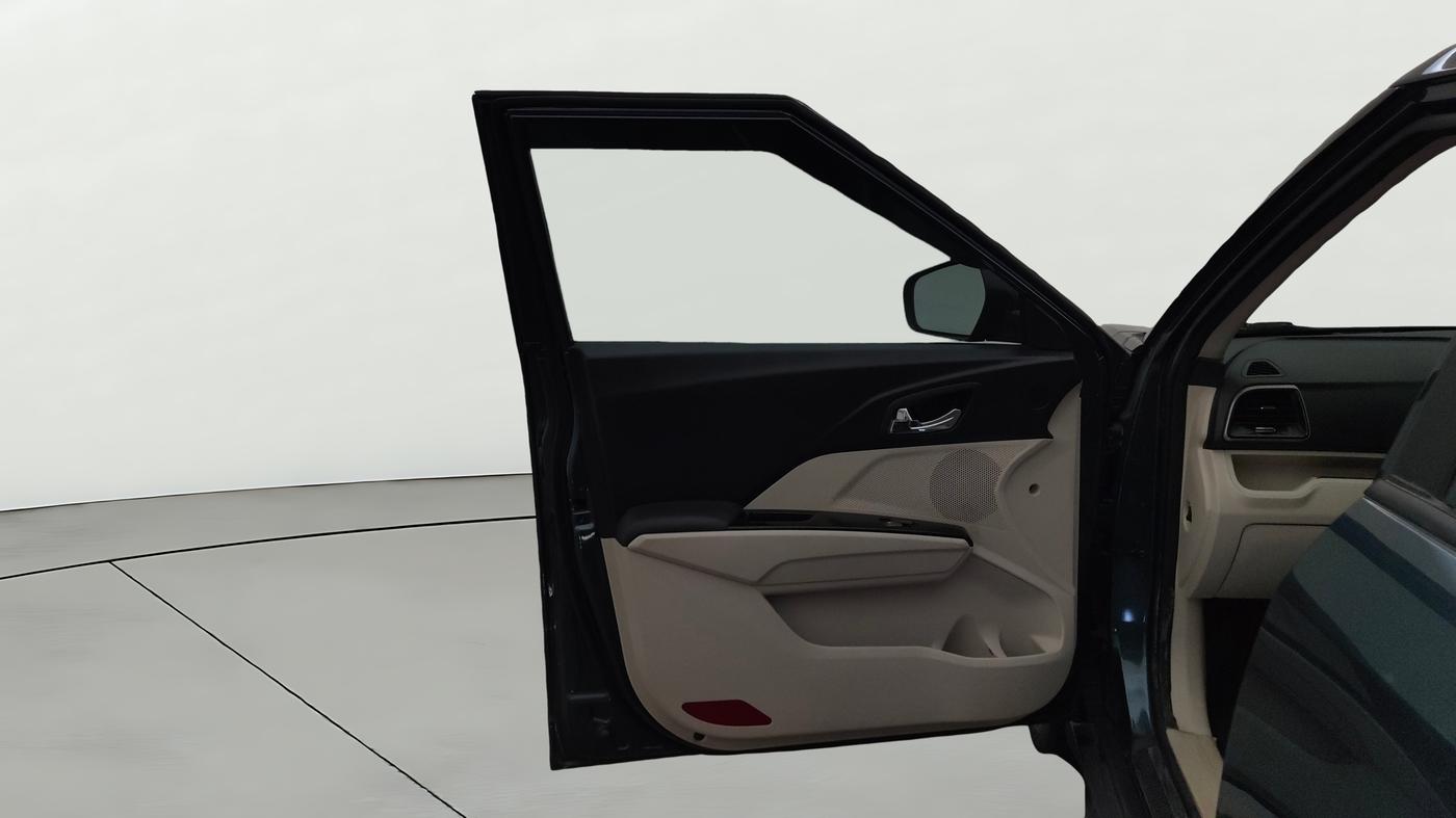 2023 Mahindra XUV300 W8 (O) 1.5 DIESEL AMT, Diesel, Automatic, 27,883 km, LHS Front Door