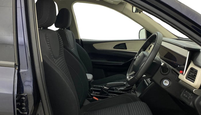 2022 Mahindra XUV700 AX 5 P AT 5 STR, Petrol, Automatic, 32,275 km, Right Side Front Door Cabin