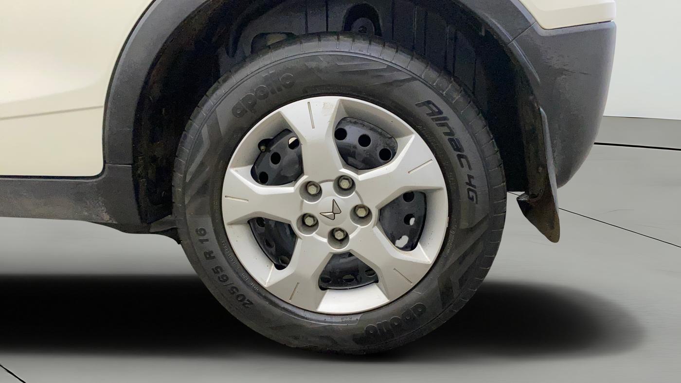 2022 Mahindra XUV300 W6 1.2 PETROL AMT, Petrol, Automatic, 35,457 km, Left Rear Wheel