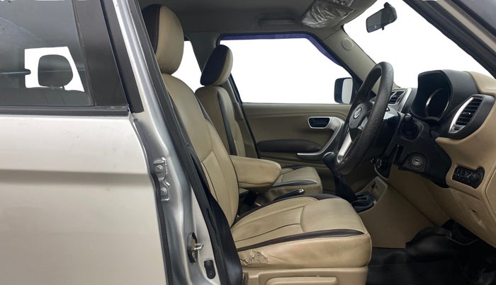 2018 Mahindra TUV300 T8, Diesel, Manual, 1,16,362 km, Right Side Front Door Cabin