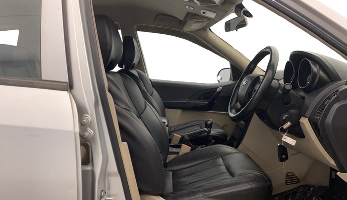 2017 Mahindra XUV500 W4, Diesel, Manual, 57,879 km, Right Side Front Door Cabin