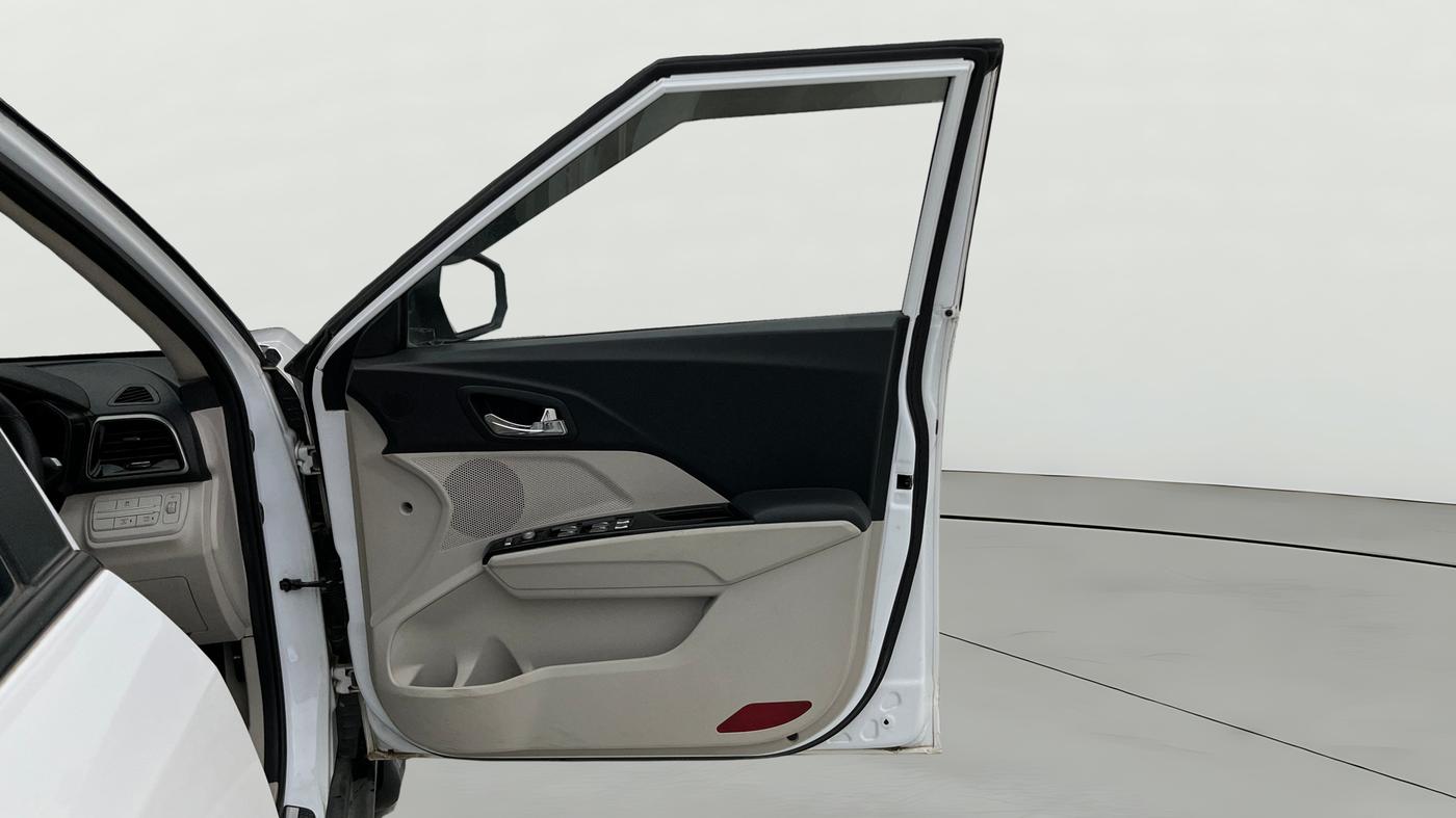 2024 Mahindra XUV300 W8 (O) 1.2 PETROL AMT, Petrol, Automatic, 16,200 km, RHS Front Door